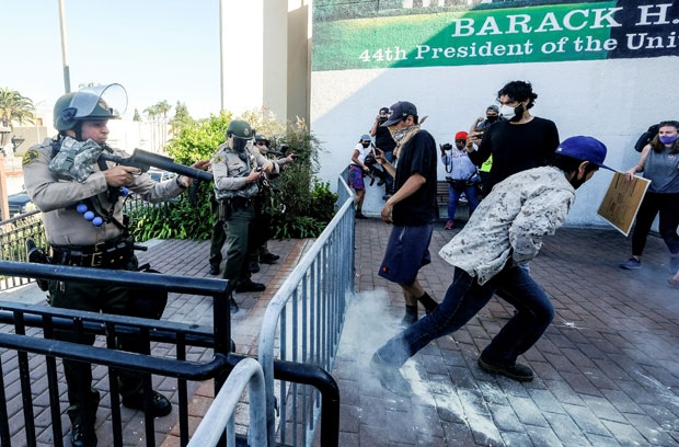 21일(현지시간) 미국 캘리포니아주에서는 18일 경찰 총에 맞아 사망한 라틴계 소년의 죽음에 항의하는 시위가 전개됐다./사진=로이터 연합뉴스