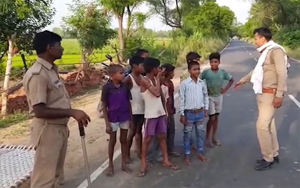 끔찍하게 희생된 자국 군인의 복수를 위해 길을 나선 인도 소년 10명은 이번 사태에 대해 중국에 가르침을 줘야 한다고 경찰에 맞선 것으로 알려졌다./사진=뉴스18 캡쳐