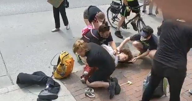 미국 오하이오주에서 열린 평화로운 인종차별 반대 시위에 참석했던 한 남성(붉은 동그라미)이 경찰의 무력행사 및 후추 스프레이에 맞아 쓰러진 모습