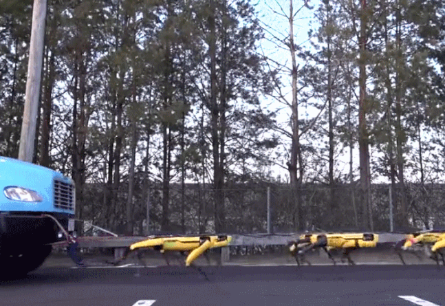 트럭을 끌고있는 4족 보행 로봇 스팟(Spot)