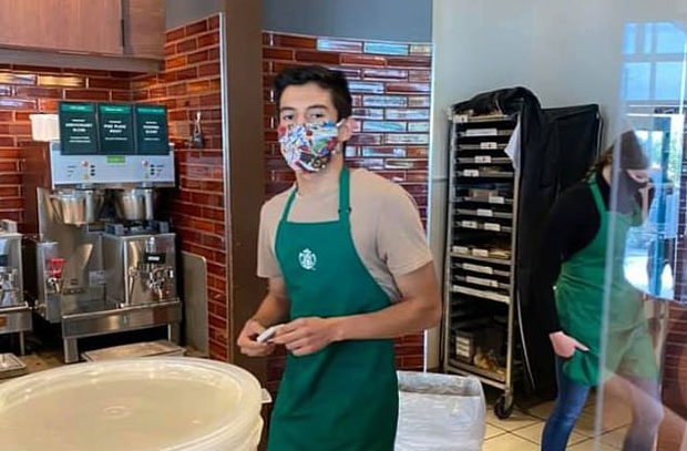 마스크를 쓰지 않은 손님을 거절했다가 신상이 공개된 청년이 돈벼락을 맞게 됐다. 25일(현지시간) 뉴욕포스트 등은 캘리포니아주 샌디에이고의 한 스타벅스 매장에서 일하는 한 청년에게 전국 각지에서 후원금이 쇄도했다고 보도했다./사진=페이스북