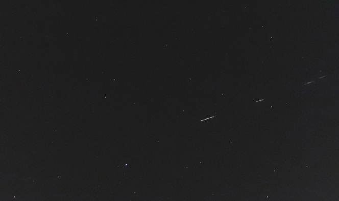 지난 3월 26일 새벽 5시 16분 경 경기도 포천 상공에서 포착된 총 37기의 스타링크. 사진=아마추어 천문가 김창섭  
