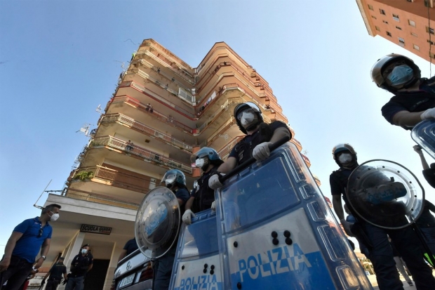 경찰에 의해 봉쇄된 아파트 단지. 사진=EPA 연합뉴스