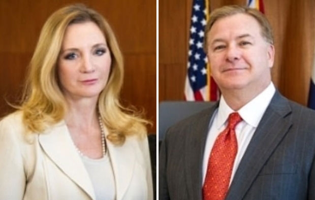 남편 마크 맥클루스키는 AR-15 반자동소총을, 아내 패티 맥클루스키는 권총을 손에 쥐고 으리으리한 대저택을 지켰다. 이들 부부는 모두 변호사로 일하고 있다.