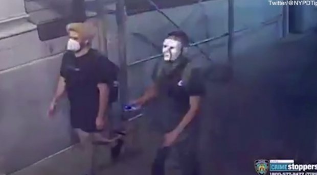 뉴욕 맨해튼에 있는 조지 워싱턴 미국 초대 대통령의 조각상을 훼손한 혐의를 받고 있는 용의자 두 명의 모습을 담은 CCTV 화면