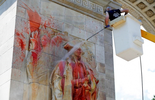 뉴욕시청 관리부서 측이 페인트로 범벅된 조지 워싱턴의 조각을 세척하고 있다 (사진=EPA)