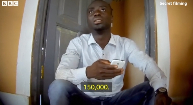 아프리카 가나에서 가짜 코로나19 치료제를 판매하다 적발된 일당 중 한 명(사진=BBC)