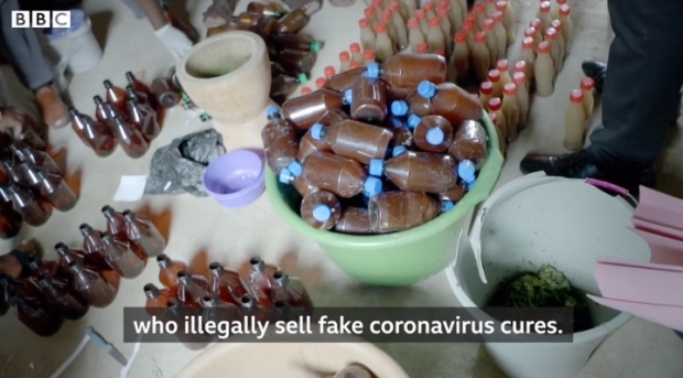 아프리카 가나의 ‘가짜 의사’들이 만든 가짜 코로나19 치료제가 산더미처럼 쌓여있다(사진=BBC)