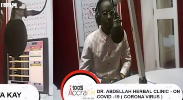 버젓이 라디오에 출연해 자신이 만든 ‘가짜 코로나19 치료제’를 홍보하는 사기꾼 일당 중 한 명(사진=BBC)