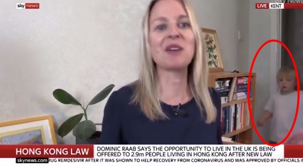 스카이뉴스와 인터뷰를 진행하던 저널리스트 하인스의 방으로 어린 아들이 ‘난입’했다. 아들은 생방송 중인 어머니에게 “비스킷 2개를 먹어도 되냐”고 물었다.