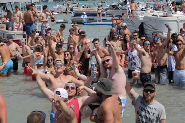 미국 현지시간으로 지난 4일, 미시간주 다이아몬드 호수에서 열린 축제에 참가한 사람들