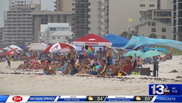 미국 독립기념일 연휴(3~5일) 동안 미국 해변 곳곳은 사회적 거리두기를 무시한 관광객들로 북적였다