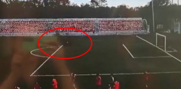 러시아 16세 축구선수가 훈련 중 벼락에 맞았은 직후 쓰러진 순간의 모습.