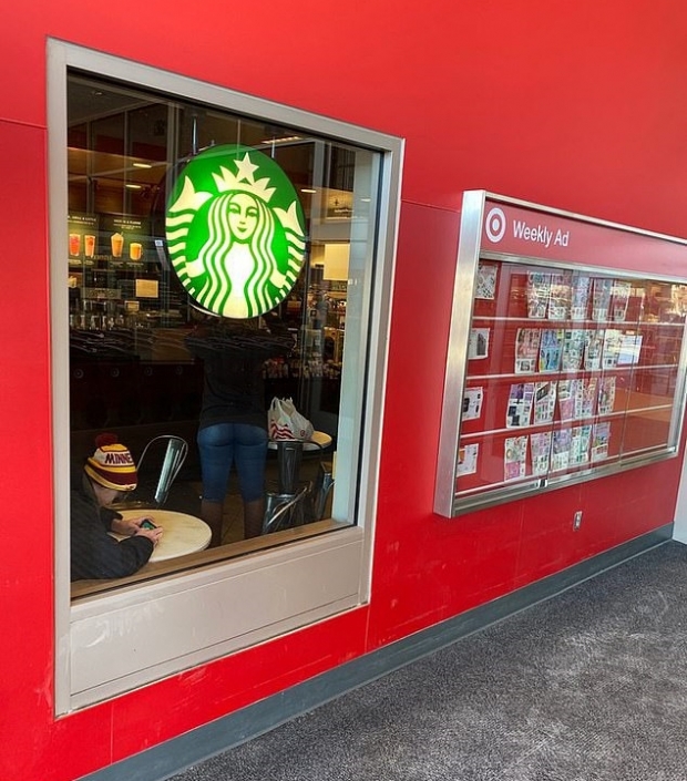 사건이 발생한 미국 미네소타주 대형마트 타깃 내 위치한 스타벅스 매장