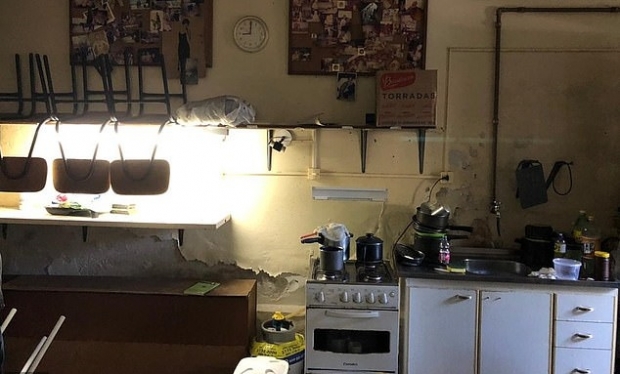 22년간 노예처럼 강제 노동에 시달린 브라질 61세 여성이 머물던 창고. 식기 도구가 구비돼 있긴 하나 집주인 일가족이 급여와 먹을 것을 제때 주지 않아 거의 사용하지 못했던 것으로 알려졌다.