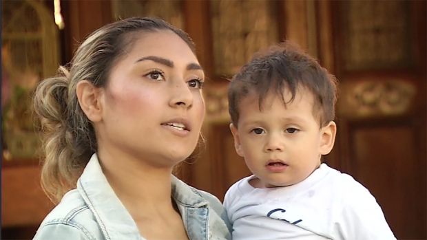 백인 여성에게 사회적 거리두기를 요청한 아이어머니 모레아 모라와 그녀의 한 살배기 아들 모습.(사진=KGO 방송 캡처)