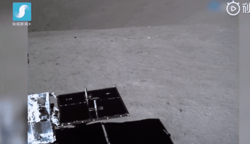 달 표면을 천천히 움직이고 있는 중국 달 탐사로버 위투 2호의 실제 모습