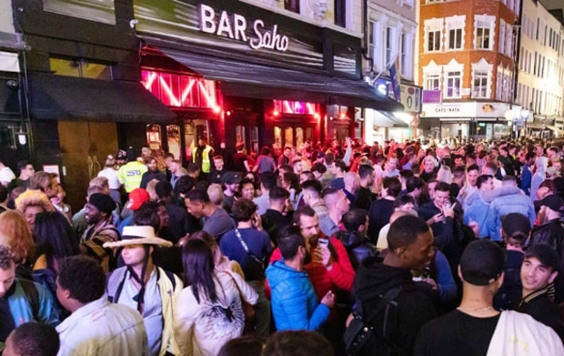 펍과 바 영업이 재개된 지난 4일 런던 소호의 거리./사진=EPA 연합뉴스