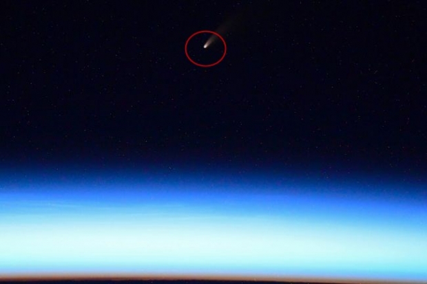 지난 4일 국제우주정거장에서 임무를 수행 중인 러시아 출신 우주비행사 이반 바그너가 촬영한 혜성 C/2020 F3