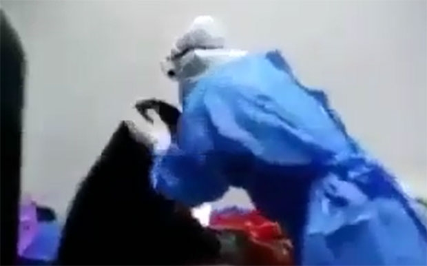 의료진은 코로나19 감염 사실을 알고 비통에 빠진 할머니를 달래기 위해 유명 가수 사둔 자베르의 ‘나의 어머니’를 열창한다. 영상은 의료진이 할머니에게 조심스럽게 다가가 이마에 입을 맞추는 장면으로 끝이 난다.
