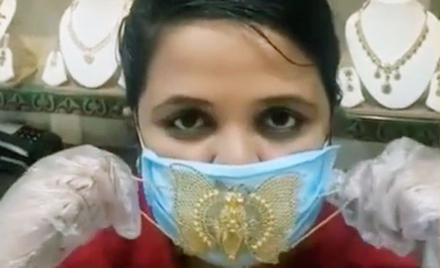 순금으로 만든 마스크는 6월 초 인도 텔랑가나주 하이데라바드 지역의 보석상이 처음 제작했다.