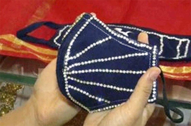 11일 인도 ANI통신에 따르면 인도 수랏 지역의 보석상은 다이아몬드로 만든 마스크까지 내놨다.