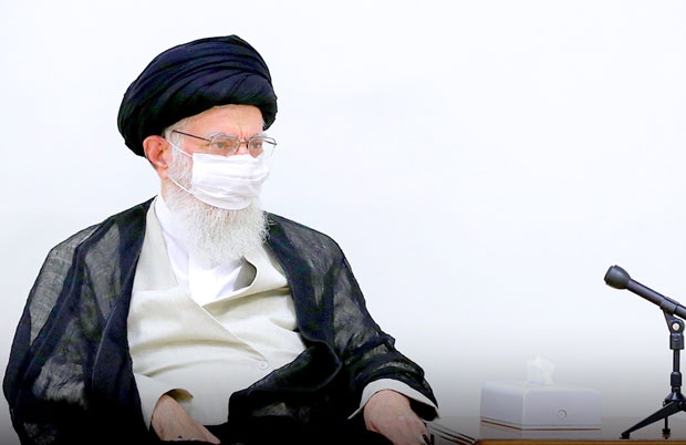 하메네이 이란 최고지도자는 지난 1일에도 한 차례 마스크를 쓴 모습을 공개한 바 있다./사진=이란 최고지도자실 공식 트위터