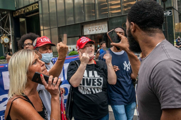 뉴욕 맨해튼 트럼프 타워 앞 도로에 그려진 ‘흑인 생명도 소중하다’(Black lives Matter) 문구 앞에서 충돌한 인종차별 반대 시위대와 트럼프 지지자들