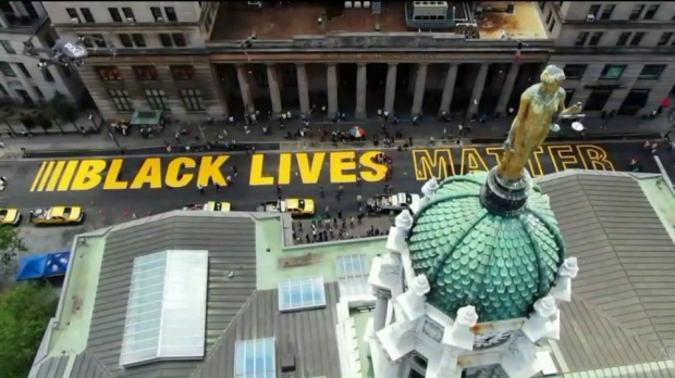 미국 현지시간으로 지난 9일 도널드 트럼프 미국 대통령이 소유한 트럼프 타워 앞에 ‘흑인 생명도 소중하다’를 뜻하는 초대형 문구가 등장했다.