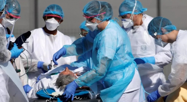 지난 3월 프랑스 의료진이 코로나19 환자를 이송하고 있다(사진=로이터 연합뉴스)