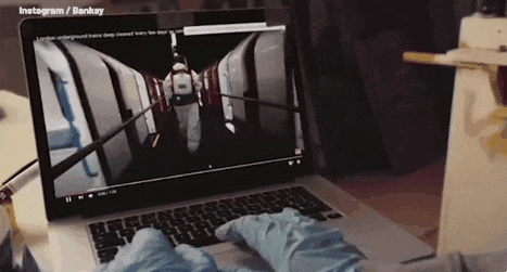 지하철 청소부로 ‘위장’한 뱅크시가 런던 지하철 내부에 작품을 남기는 모습