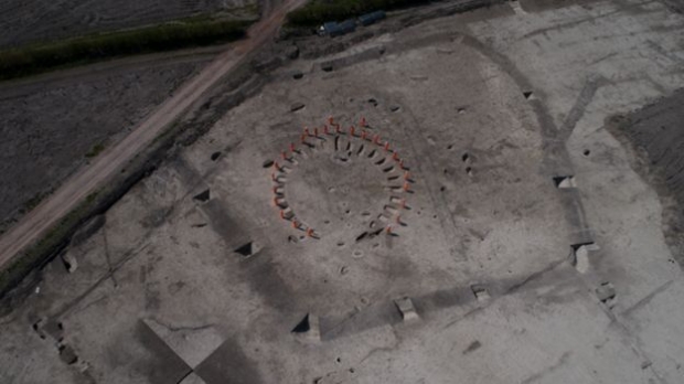 약 5000년 전 원형 기념물. 당시 높은 계급의 사람들이 의식을 치를 때 사용했을 것으로 보인다