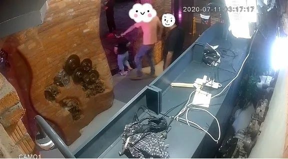 술집에서 나올 때 아들 없이 홀로 나온 남성.