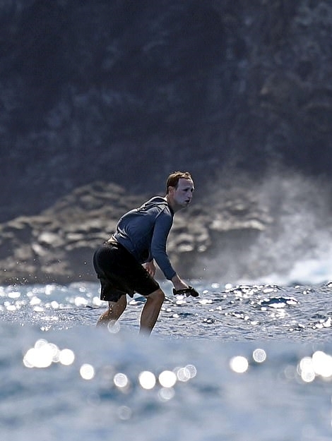 최근 하와이로 여행을 떠나 서핑을 즐기는 마크 저커버그 페이스북 CEO의 모습이 화제를 모았다. 사진=MEGA