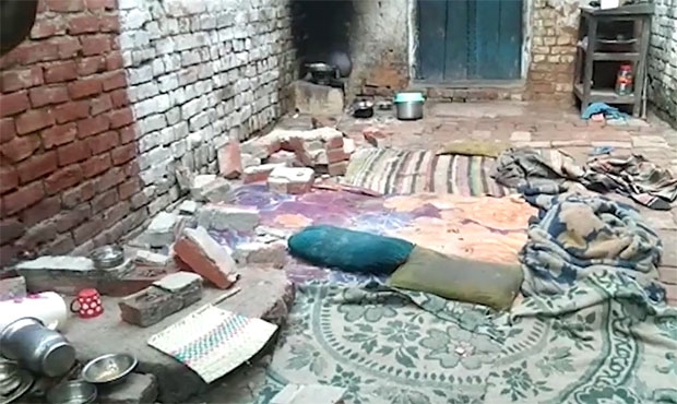 18일(현지시간) 더타임스오브인디아는 원숭이떼 습격으로 가정집 담벼락이 무너지면서 안뜰에서 자고 있던 가족 중 5명이 숨졌다고 보도했다./사진=트위터