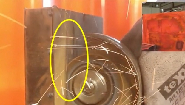 연구진이 절삭 공구로 신물질 ‘프로테우스’를 테스트 하는 장면