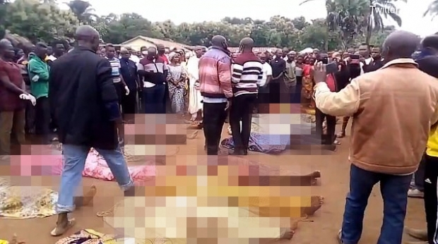 나이지리아 현지시간으로 지난 19일 오전, 신랑과 신부, 하객들이 모인 결혼식장에 총을 든 괴한들이 침입해 총기를 난사했다. 이 사건으로 현재까지 24명이 사망하고 30여 명이 부상을 입었다. 사진은 당시 사고로 사망한 시신들 곁에 선 마을 주민들과 하객들.