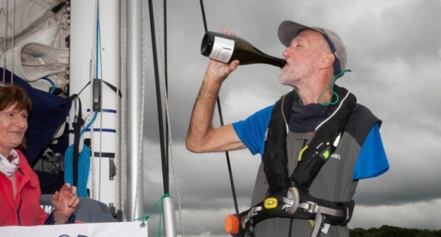 요트를 타고 고향에 도착해 자축하는 게리 크로더스