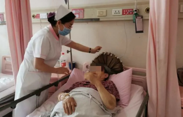 중국의 82세-64세 모녀가 엘리베이터에 갇혔다가 나흘 만에 기적적으로 구출됐다. 두 사람은 구조대에 신고하기 전까지 서로의 소변을 받아 마시며 위기를 극복한 것으로 알려졌다.