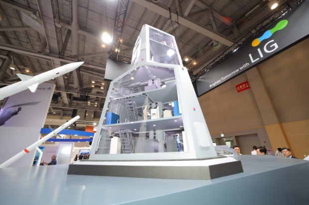 LIG 넥스원은 듀얼밴드 간 전자파 간섭을 근원적으로 줄이기 위해 통합마스트에 X밴드 레이더와 S밴드 레이더의 장착 위치를 45도의 각도 차이를 두고 설계했다.