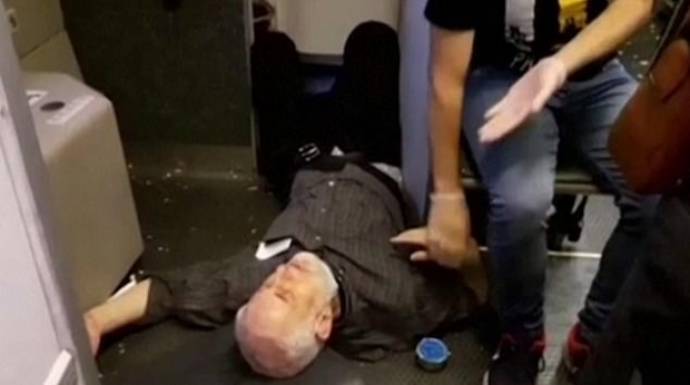 이란 여객기가 급격하게 고도를 변경하는 과정에서 좌석과 충돌해 고통을 호소하는 승객을 승무원이 돌보고 있다