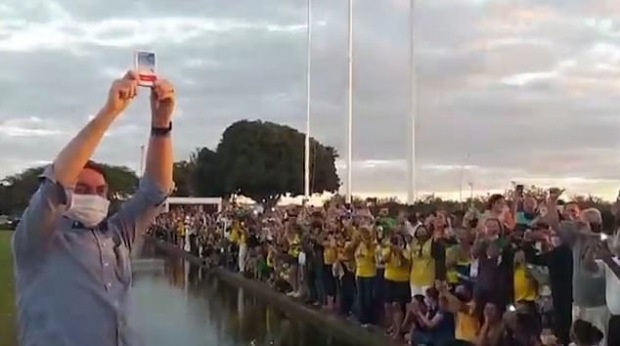 지지자들 앞에서 하이드록시클로로퀸 약을 자랑하는 보우소나루 대통령