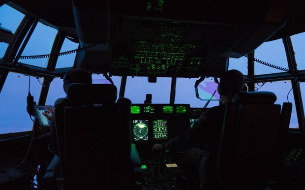 26일 오전 기상관측기 WC130J를 타고 1만 피트(약 3000m) 상공으로 올라가 허리케인 ‘더글러스’의 속을 들여다본 미 공군 제53기상관측대 ‘허리케인 헌터’ 부대./사진=허리케인헌터