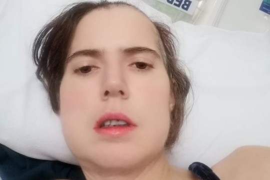 이 여성은 뇌농양 진단을 받은 뒤 왼쪽 몸이 마비되는 증상을 비롯해, 언어 장애와 운동 장애 등의 후유증을 앓고 있다.