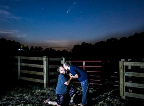 네오와이즈 혜성 아래서의 프로포즈. 브라이언 톰슨이 미국 노스캐롤라이나주에 사는 여자친구 한나 앨런에게 혜성을 함께 보자며 교외 농장 쪽으로 데려가 혜성 아래에서 청혼에 성공했다.(사진/브라이언 톰슨) 