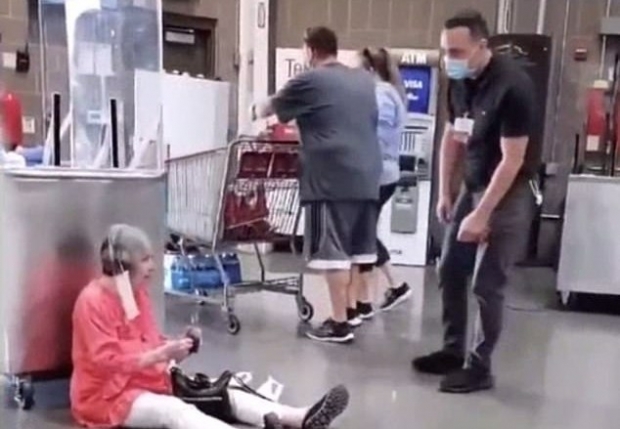 5월 미국 오리건주에서 마스크를 한쪽 귀에만 걸치고 대형마트에 들어간 중년 여성은 ‘코스트코 카렌’으로 회자됐다.