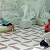 사진 찍다가…伊 박물관, ‘유명 조각상’ 파손 순간 CCTV 공개 (영상)