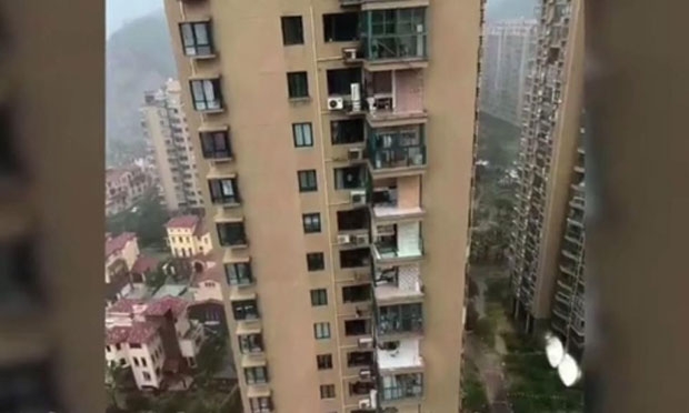 . 저장성 위환에서는 아파트 11층에 살던 여성이 창문을 닫으려다 강풍에 밀려 건물에서 떨어져 숨졌다.