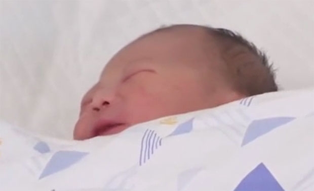 세상으로 나온 아기 목에는 탯줄이 6바퀴나 칭칭 감겨 있었다. 탯줄 길이도 90㎝로 평균의 두 배를 웃돌았다.