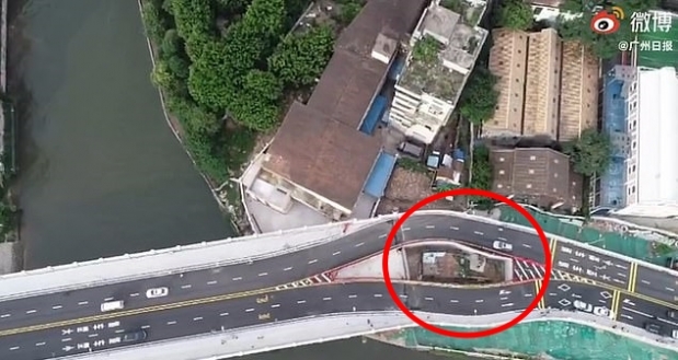 중국 광둥성 광저우의 ‘알박기’ 주택과 주변에 개통된 도로 모습